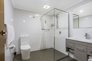 Family Suite | Bathroom | Shower, rainfall showerhead, free toiletries, hair dryer