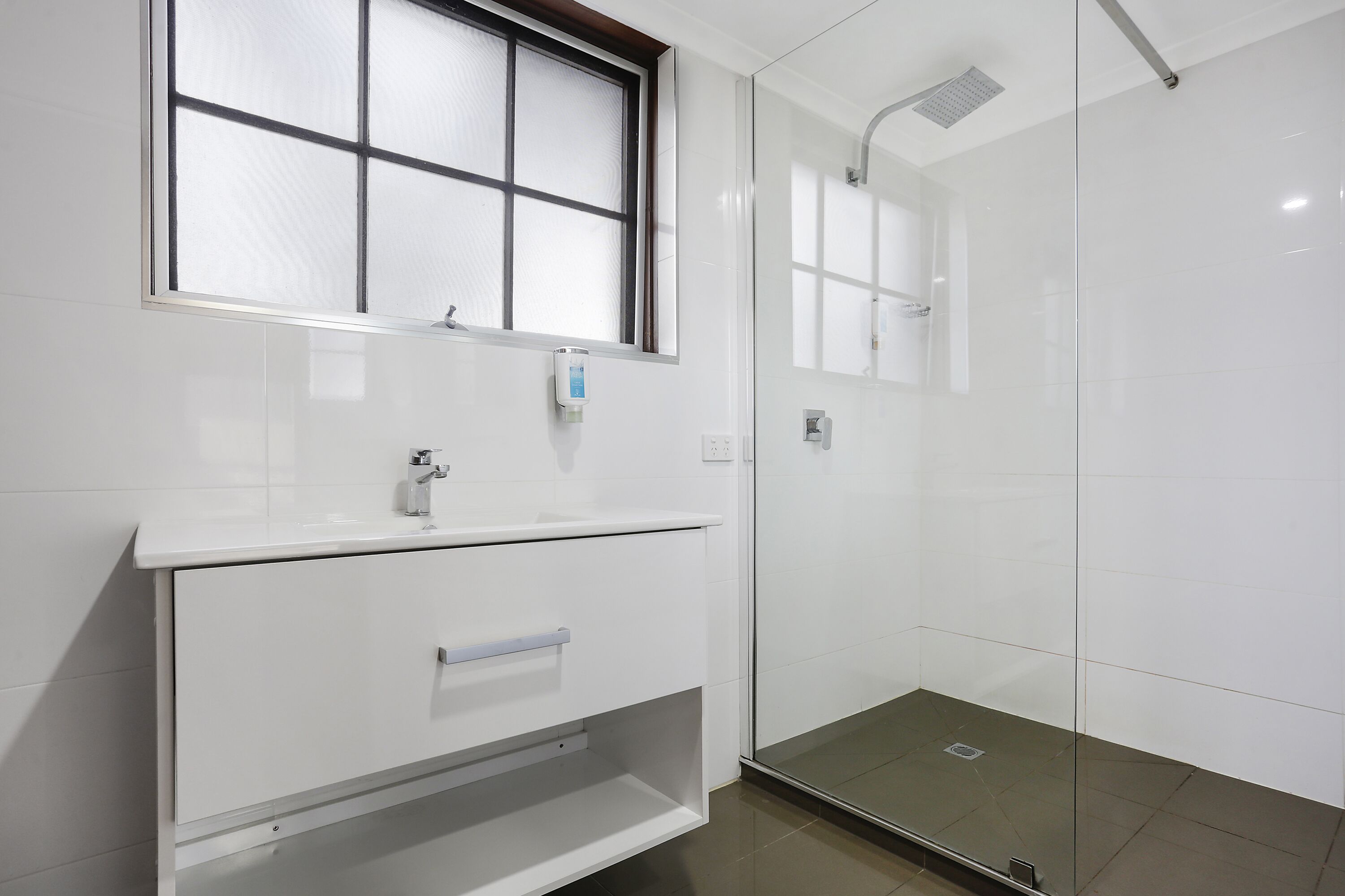 standard twin room | bathroom | shower, rainfall showerhead, free toiletries, hair dryer