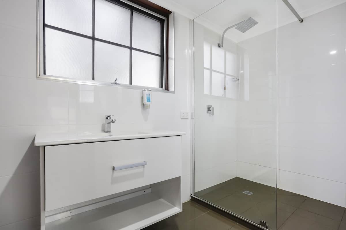 standard twin room | bathroom | shower, rainfall showerhead, free toiletries, hair dryer