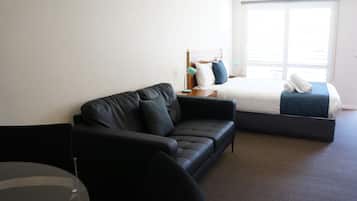 Suite familiar | Escriptori, espai de treball apte per a portàtils i cortines opaques