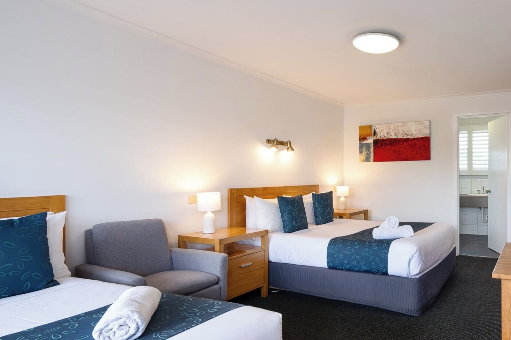 Escritorio, espacio para trabajar con laptop y cortinas blackout 