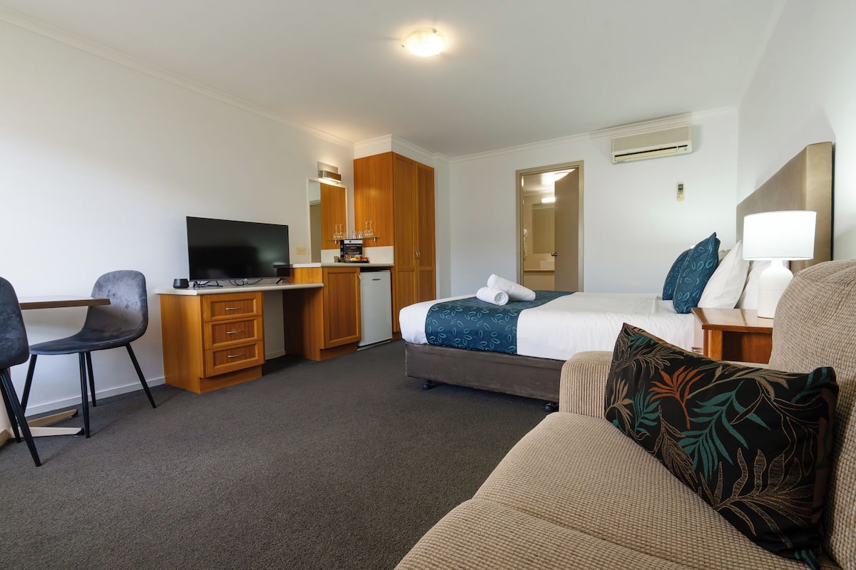 Escritorio, espacio para trabajar con laptop y cortinas blackout