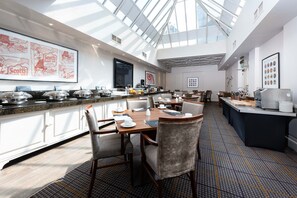 Sarapan prasmanan setiap hari (GBP 18 per orang)