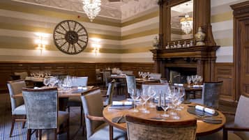 2 restaurants; breakfast, lunch, dinner and brunch served