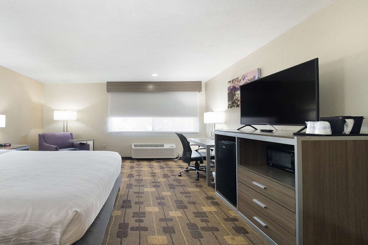 Standard Room, 1 Queen Bed, Non Smoking, Refrigerator & Microwave | Blackout drapes, iron/ironing board, WiFi, bed sheets