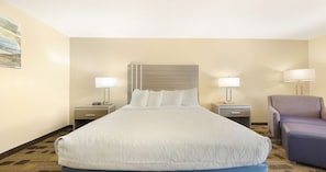 Cortinas blackout, tabla de planchar con plancha, wifi y ropa de cama