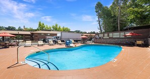 Outdoor pool, open 9:00 AM to 9:00 PM, pool umbrellas, sun loungers - Best Western Amador Inn (Jackson)