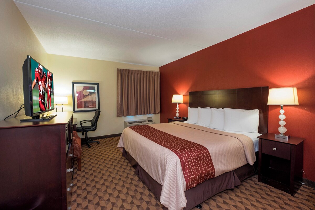 Desk, iron/ironing board, free WiFi, bed sheets