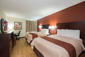 Desk, iron/ironing board, free WiFi, bed sheets - Red Roof Inn & Suites Cincinnati North - Mason (Cincinnati)