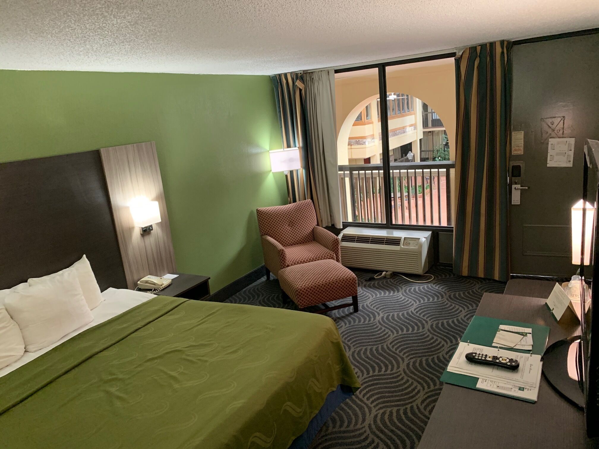 Bureau, espace de travail pour ordinateur portable, rideaux occultants