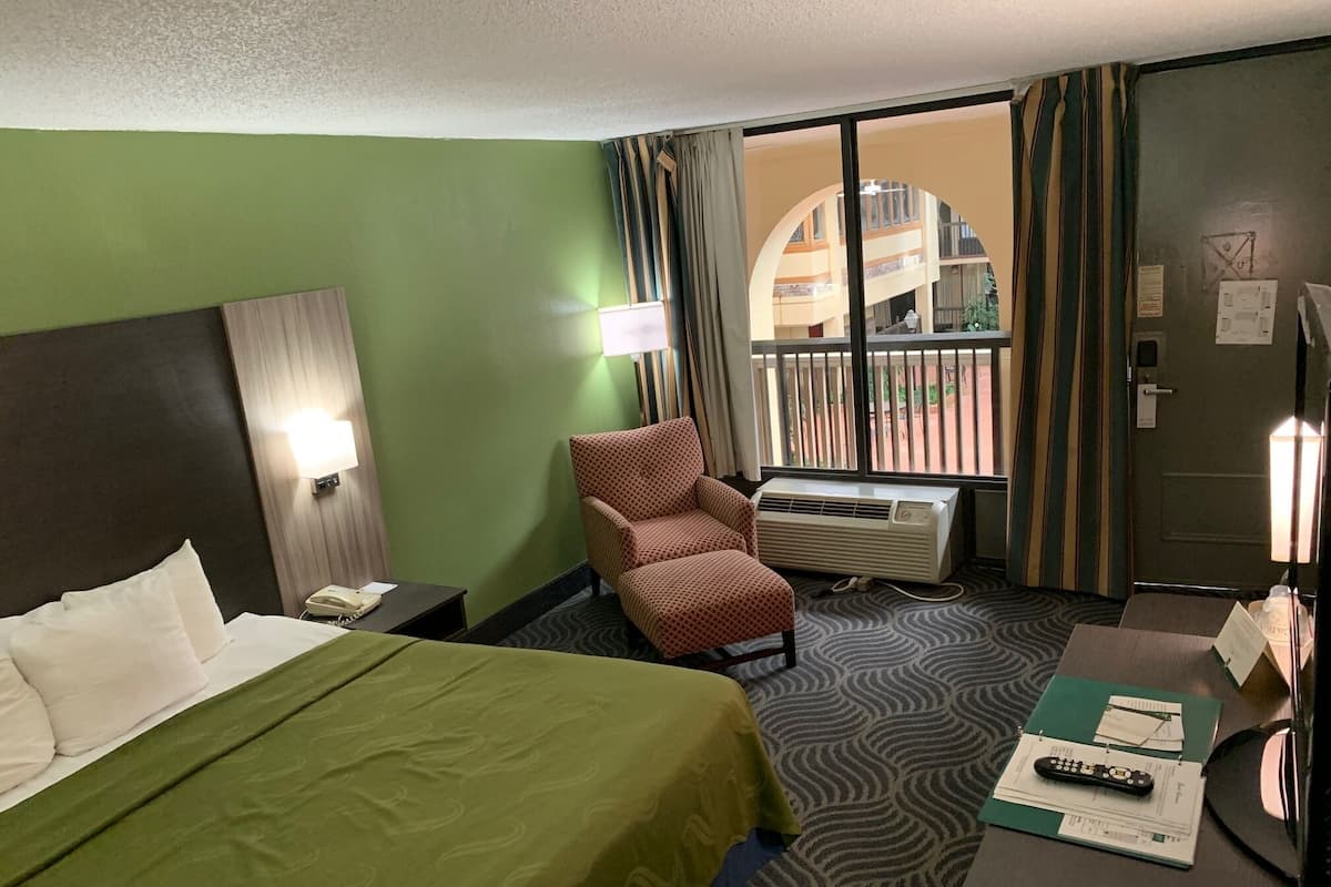 Bureau, espace de travail pour ordinateur portable, rideaux occultants