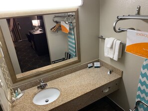 吹风机、毛巾、肥皂、洗发水