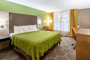 Habitación estándar, 1 cama King size, para no fumadores | Escritorio, espacio para trabajar con laptop y cortinas blackout