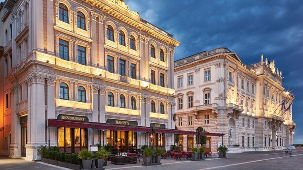 Un hotel imponente con arquitectura clásica, que cuenta con varias opciones de restauración y un amplio patio.