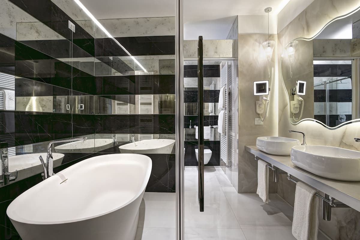 suite (prestige, square view) | bathroom | shower, free toiletries, hair dryer, bathrobes