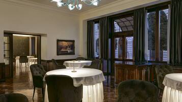 朝食 (ビュッフェ)、毎日提供 (1 名様 25 EUR)