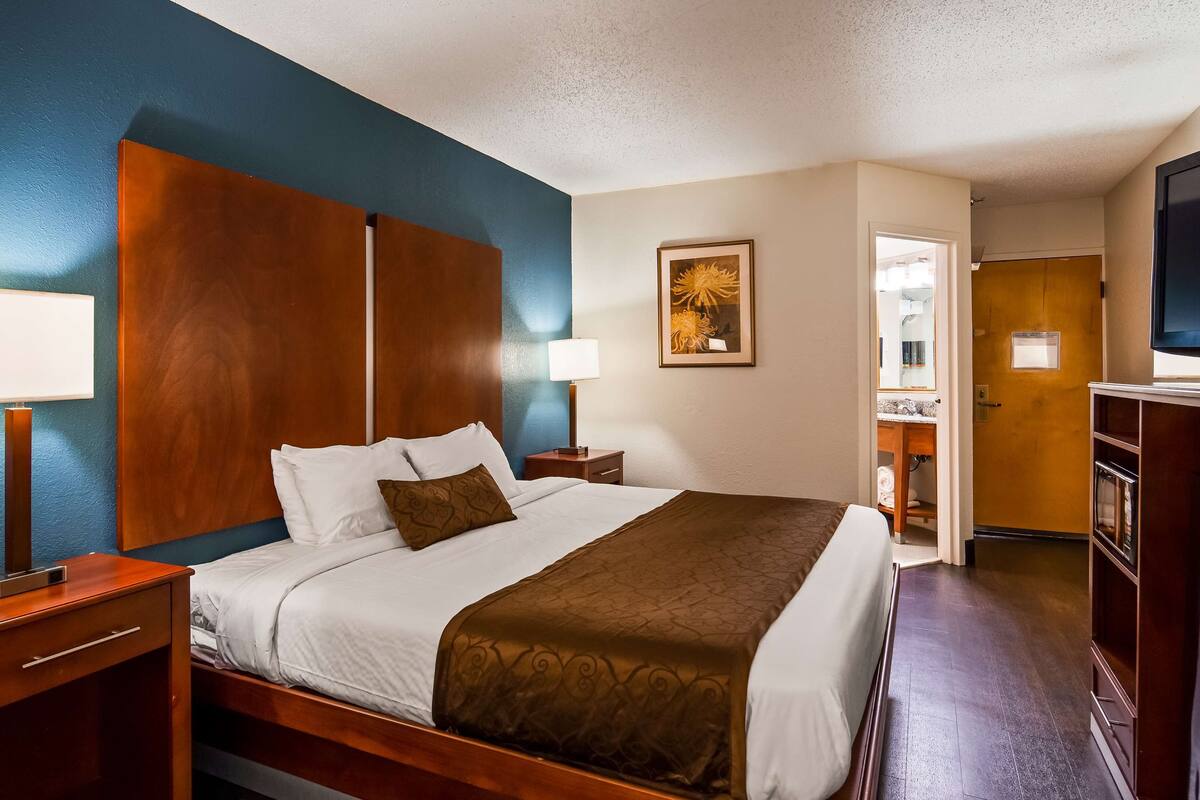 standard room, 1 king bed, non smoking, refrigerator & microwave (pet friendly) | desk, laptop workspace, blackout curtains, iron/ironing board