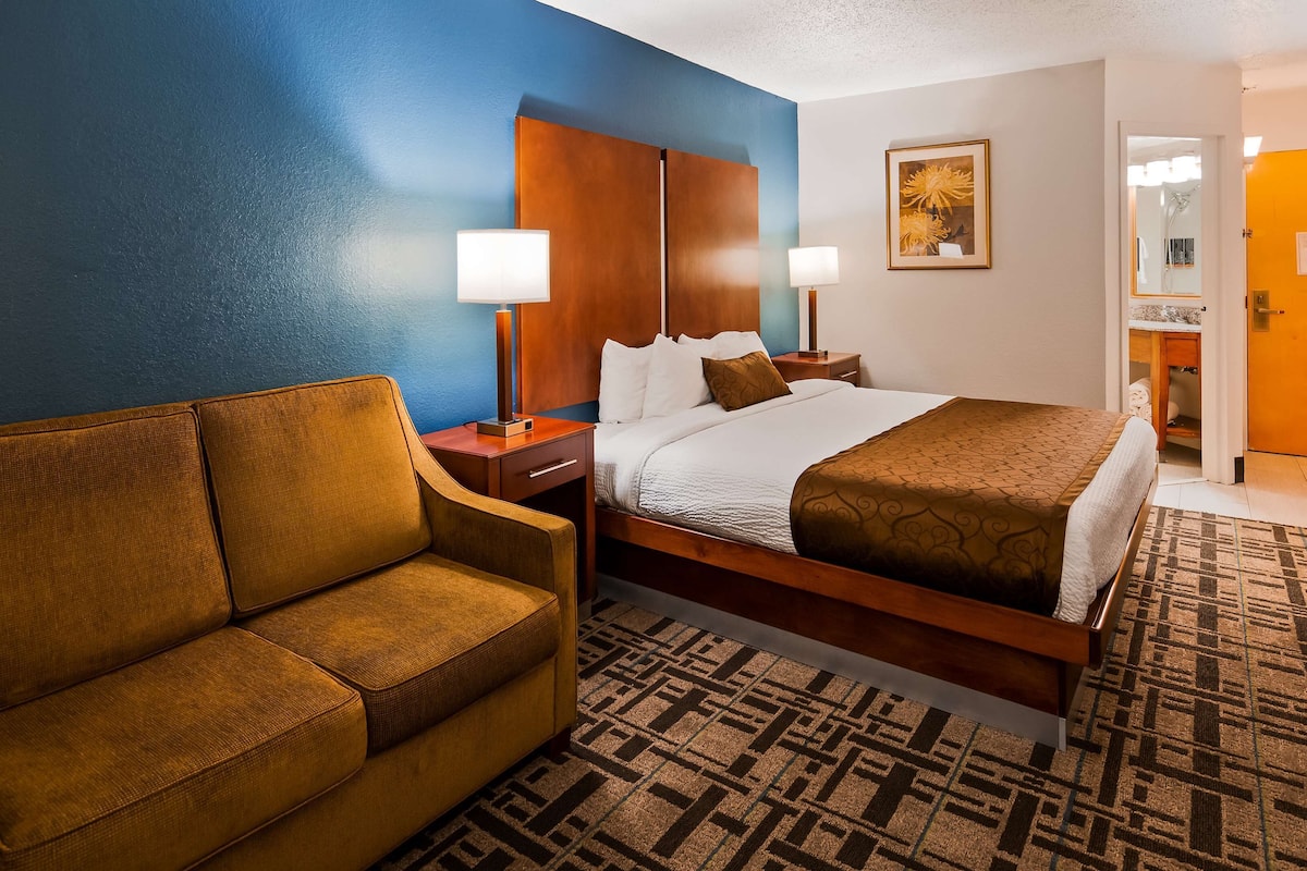 standard room, 1 king bed, non smoking, refrigerator & microwave | desk, laptop workspace, blackout curtains, iron/ironing board