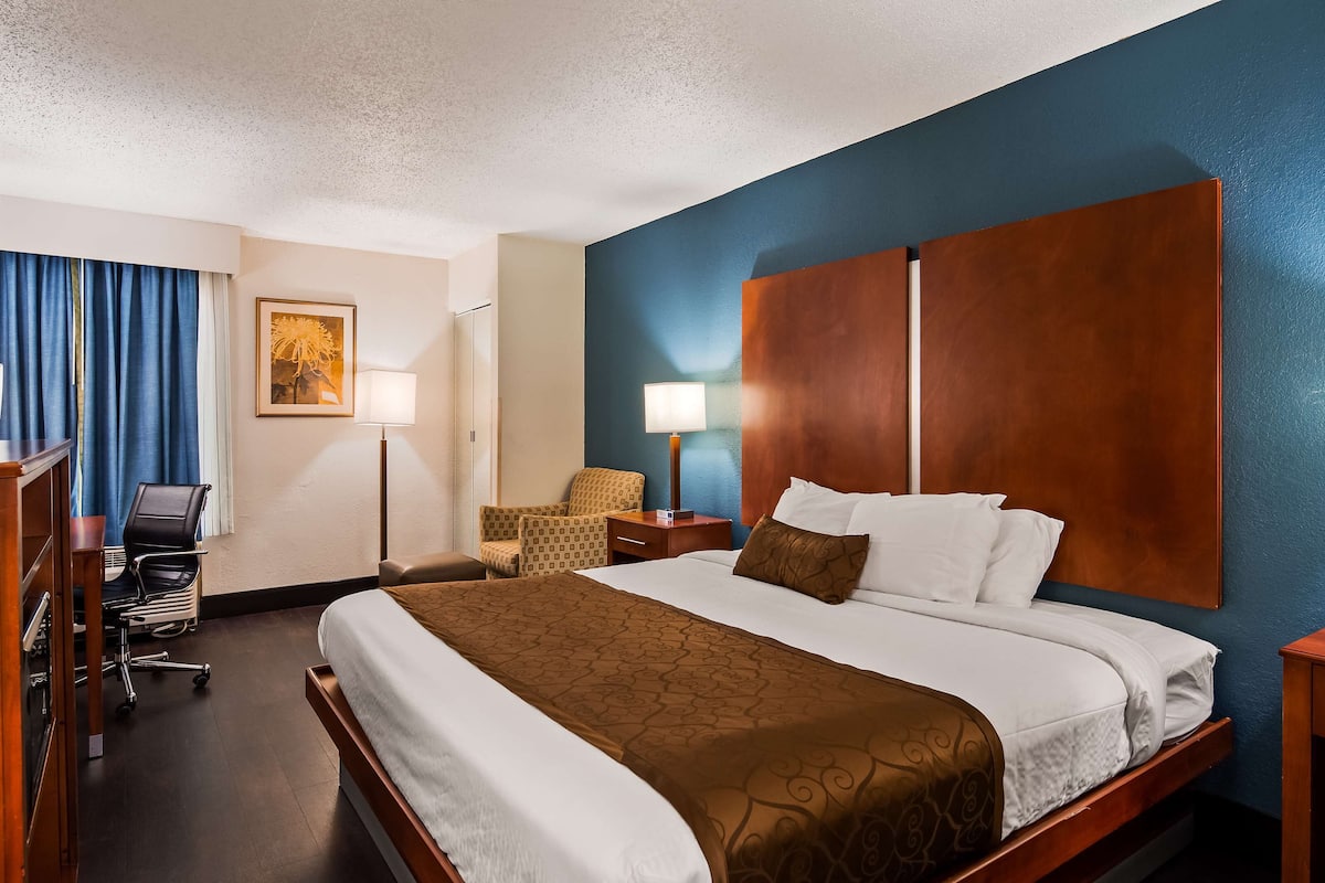 standard room, 1 king bed, non smoking, refrigerator & microwave (pet friendly) | desk, laptop workspace, blackout curtains, iron/ironing board