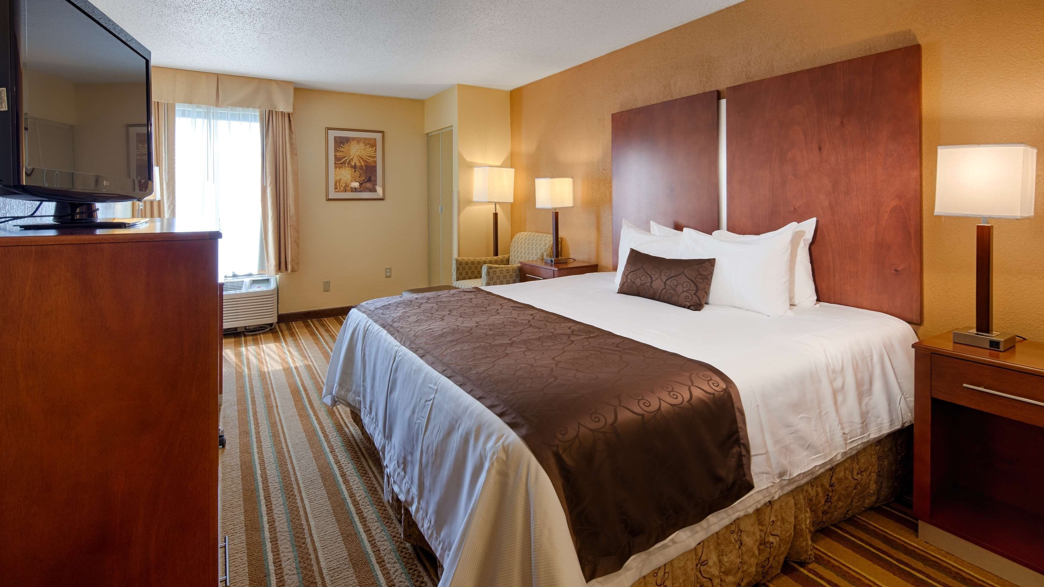 standard room, 1 king bed, non smoking, refrigerator & microwave | desk, laptop workspace, blackout curtains, iron/ironing board