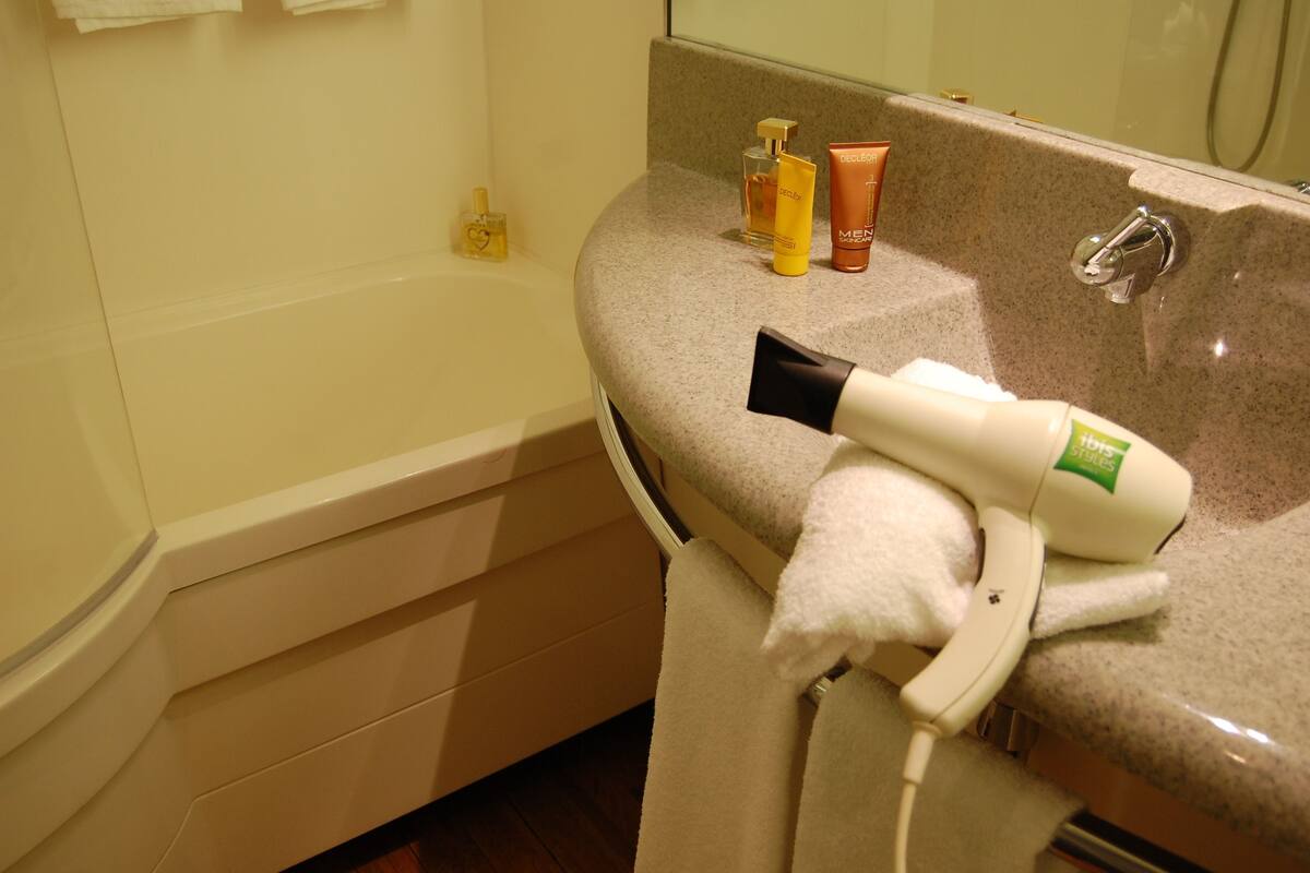 combined shower/bathtub, eco-friendly toiletries, hair dryer, towels