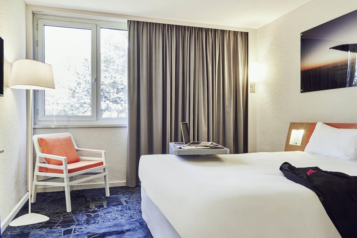 Chambre Standard, 1 lit double | Literie de qualité, lit avec matelas à plateau-coussin, bureau
