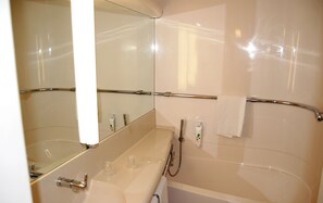 Chambre Standard, économique | Salle de bain | Ensemble douche/baignoire, articles de toilette écologiques