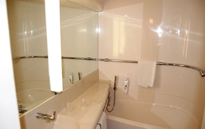 Chambre Standard, économique | Salle de bain | Ensemble douche/baignoire, articles de toilette écologiques