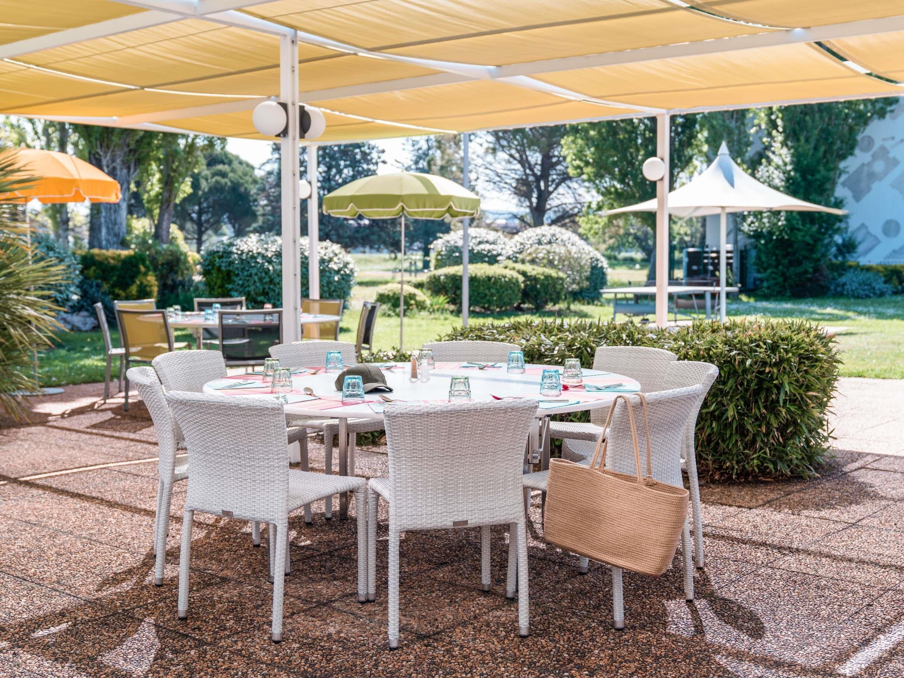 Breakfast, dinner served; French cuisine, pool views 