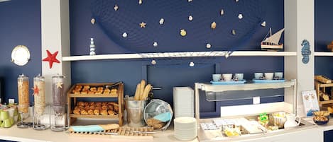 Petit déjeuner buffet (11 EUR par personne)