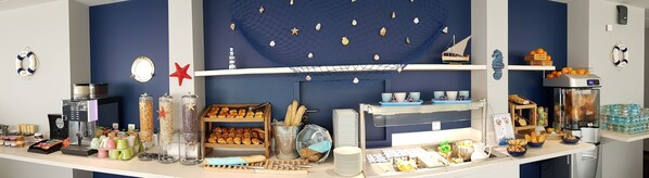 Petit déjeuner buffet (11 EUR par personne)