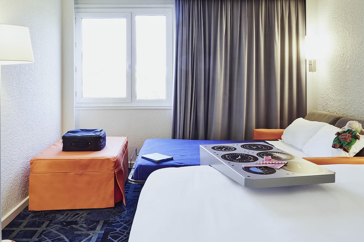 Habitación estándar, 1 cama matrimonial y sofá cama (1 sofa bed for children -12 years old) | Ropa de cama de alta calidad, camas con pillow-top y escritorio