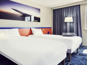 ห้องสแตนดาร์ด, เตียงเดี่ยว 2 เตียง | เครื่องนอนระดับพรีเมียม, เตียงพร้อมฟูกเสริมที่นอน, โต๊ะทำงาน