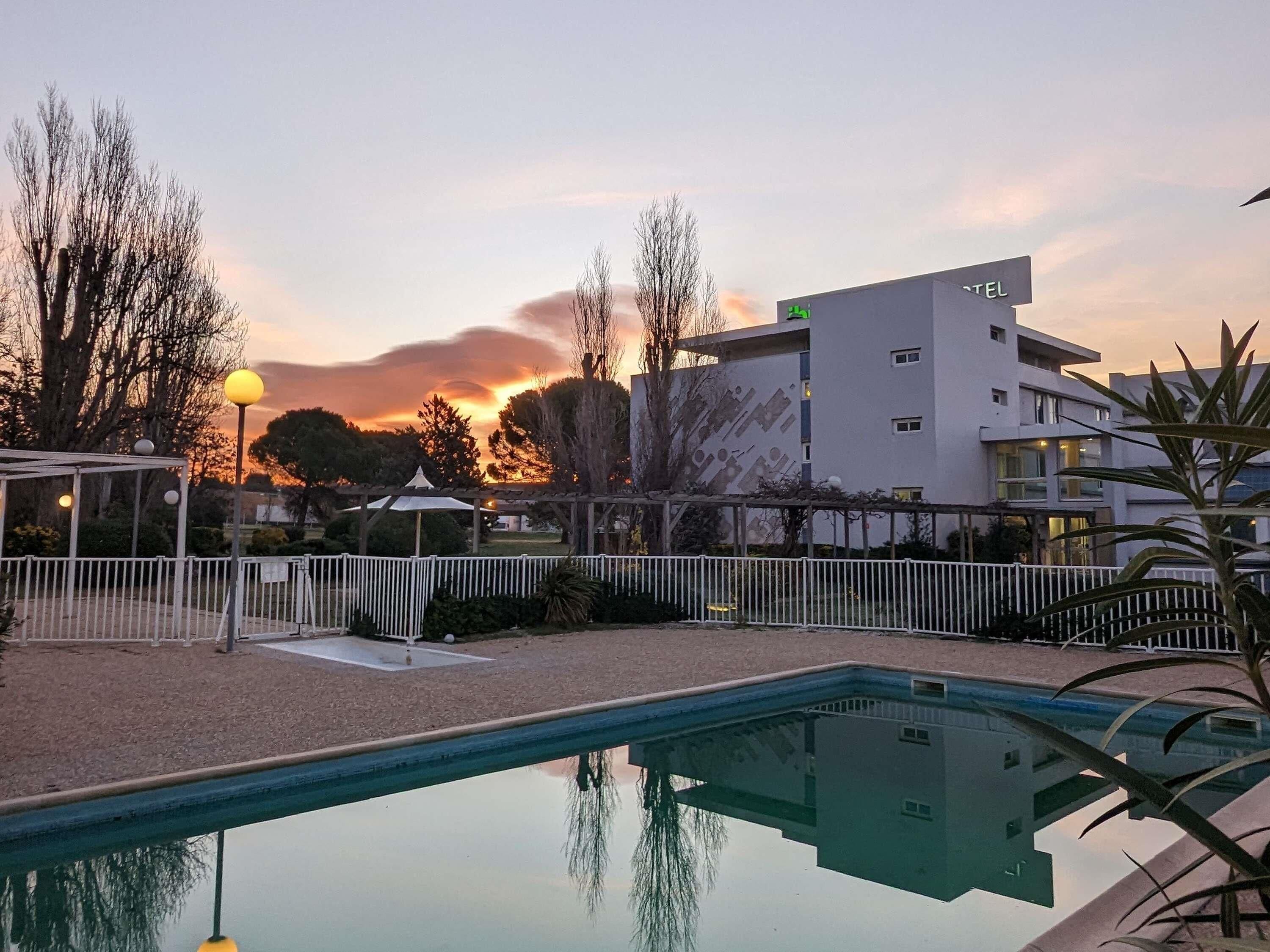 Una piscina al aire libre de temporada (de 09:00 a 21:00), sombrillas