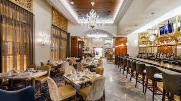 3 restoran, melayani sarapan, makan siang; sajian masakan Amerika