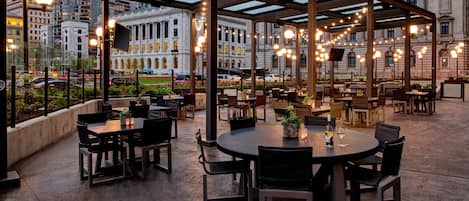 3 間餐廳;供應早餐、午餐、晚餐;美國菜