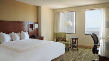 Ropa de cama de alta calidad y caja de seguridad en la habitación