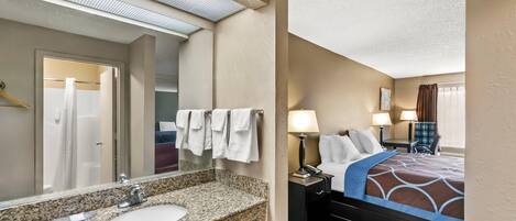 Standaard kamer, 1 kingsize bed, niet-roken, bubbelbad | Een strijkplank/strijkijzer, gratis babybedden, gratis wifi, beddengoed