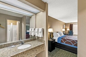 Standard Room, 1 King Bed, Non Smoking, Jetted Tub | Iron/ironing board, free cribs/infant beds, free WiFi, bed sheets