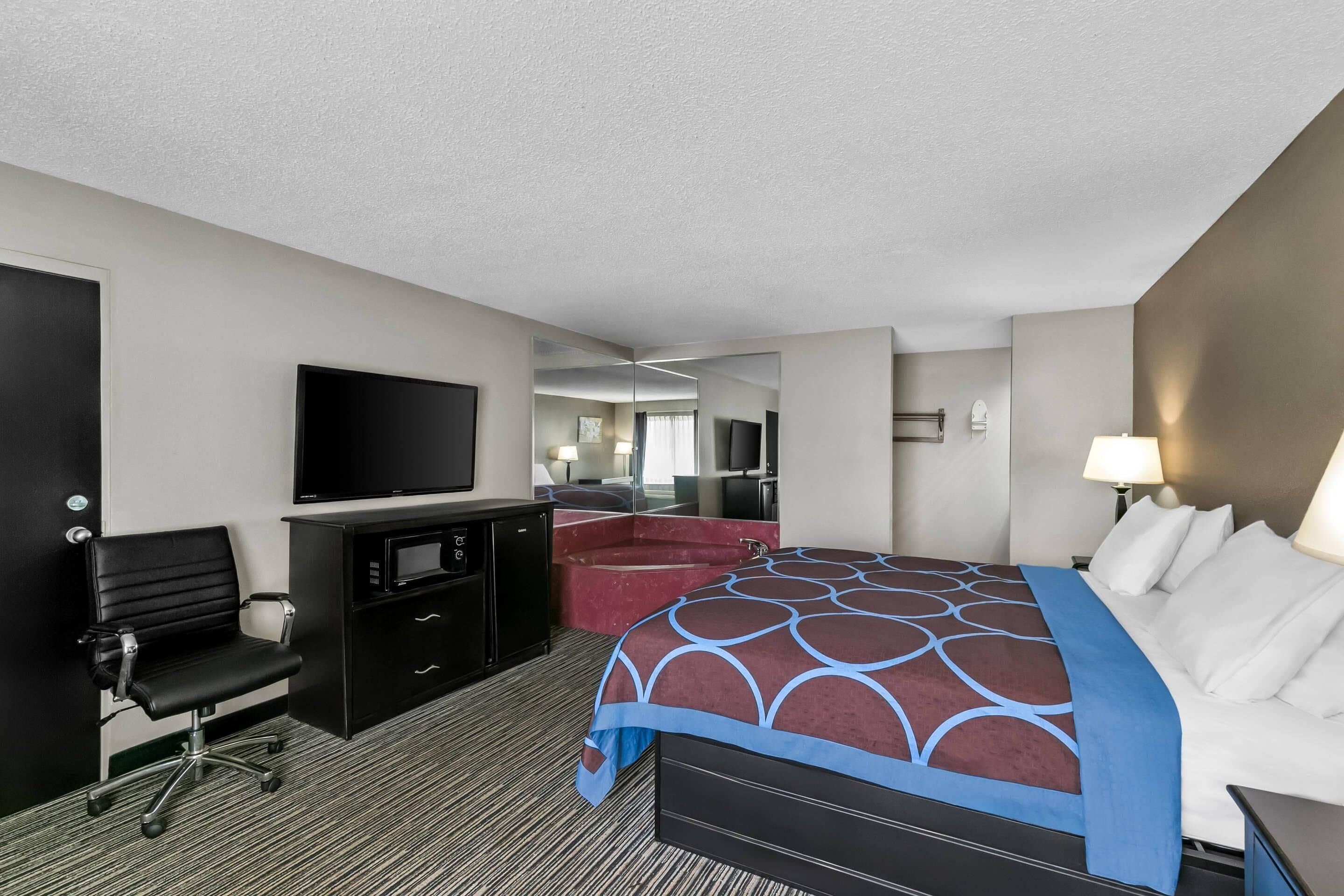 Standard Room, 1 King Bed, Non Smoking, Jetted Tub | Iron/ironing board, free cribs/infant beds, free WiFi, bed sheets