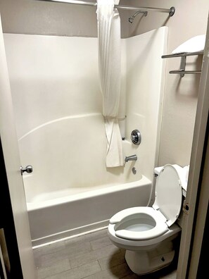Combined shower/bathtub, jetted bath, hair dryer, towels