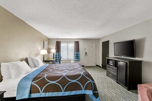 Standard Room, 1 King Bed, Non Smoking, Jetted Tub | Iron/ironing board, free cribs/infant beds, free WiFi, bed sheets