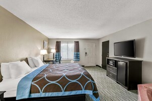 Standard Room, 1 King Bed, Non Smoking, Jetted Tub | Iron/ironing board, free cribs/infant beds, free WiFi, bed sheets