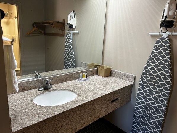 Combined shower/bathtub, jetted bath, hair dryer, towels