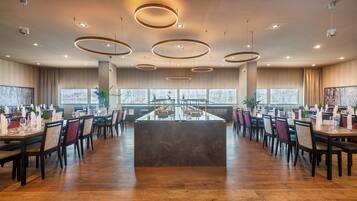 Breakfast served, alfresco dining
