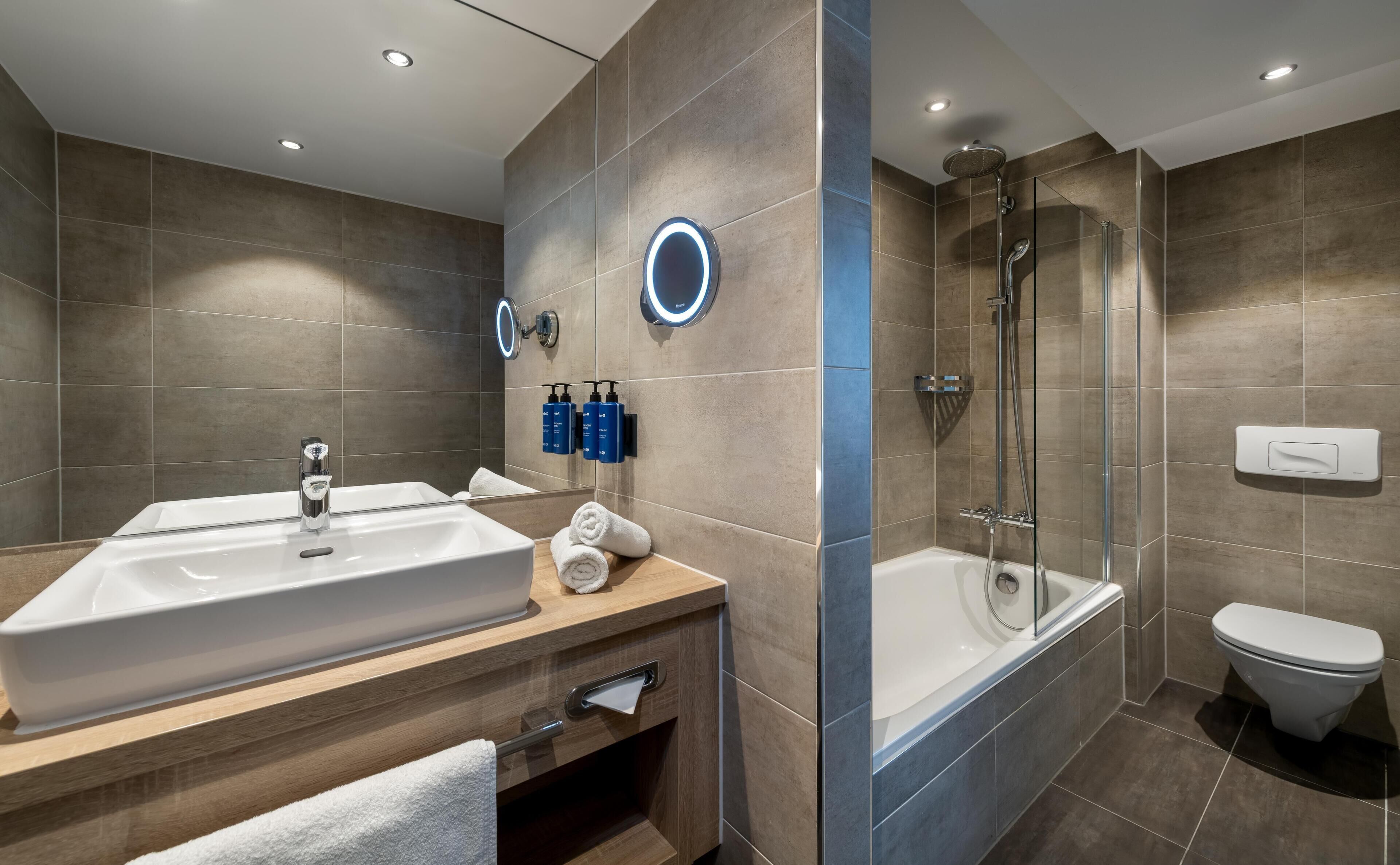 Habitación ejecutiva | Baño | Tina con regadera, amenidades de baño gratuitas, secadora de cabello 