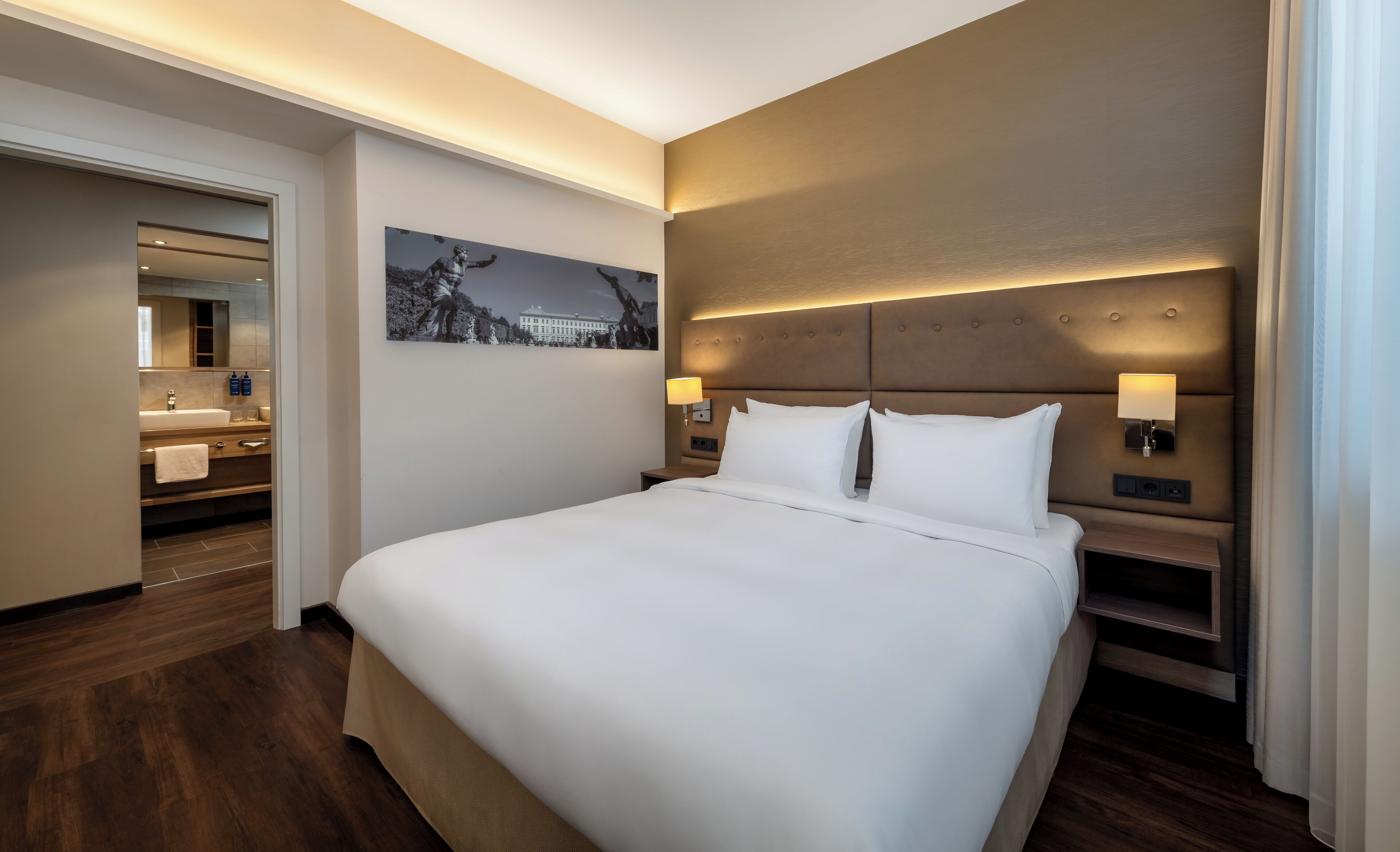 Suite, vista a la ciudad | Ropa de cama hipoalergénica y caja de seguridad en la habitación 