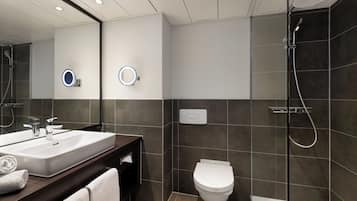 Superior-Zimmer | Badezimmer | Duschwanne, kostenlose Toilettenartikel, Haartrockner, Handtücher