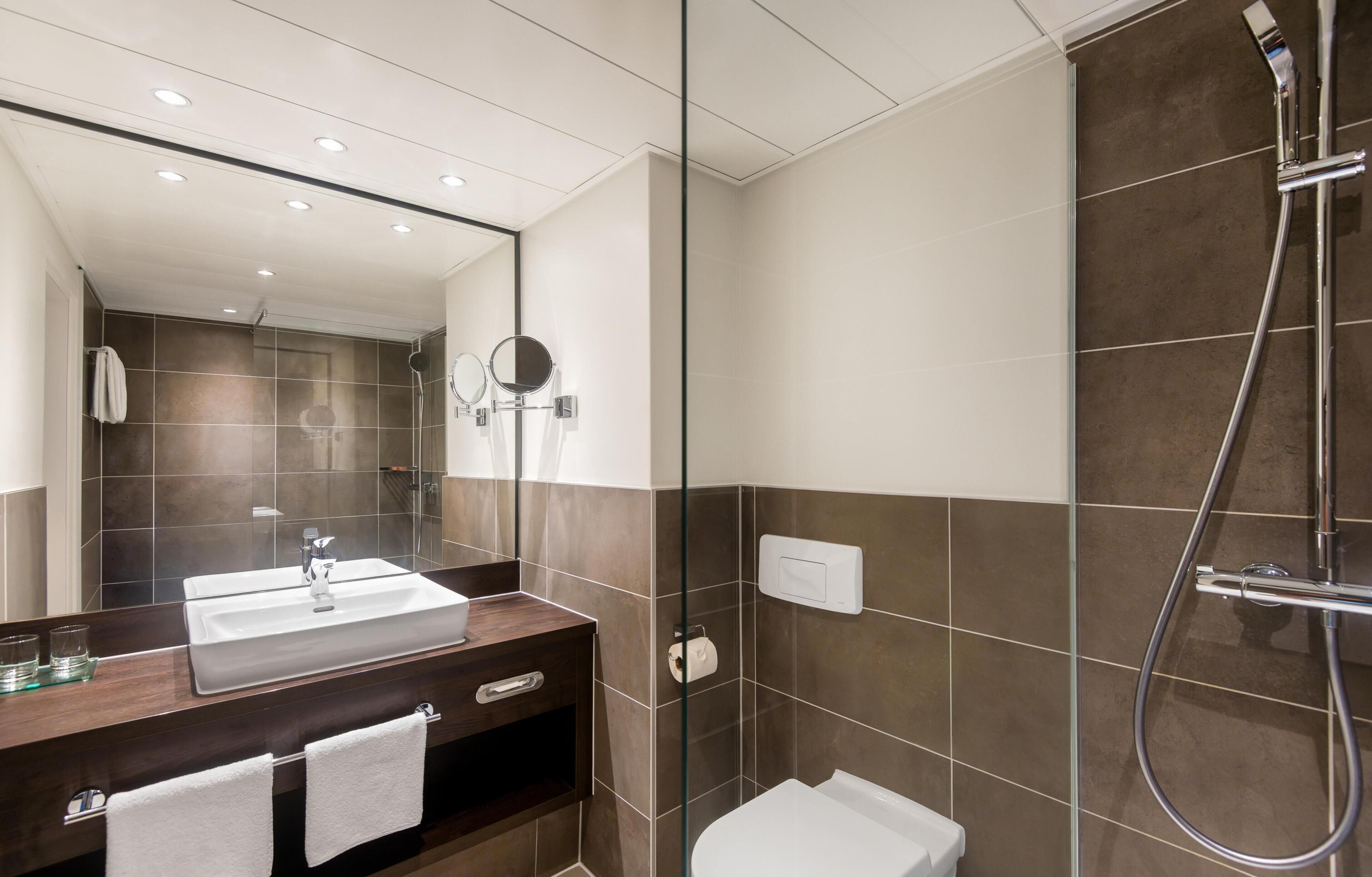 Family Room | Bathroom | Combined shower/bathtub, free toiletries, hair dryer, towels