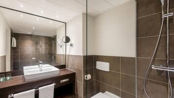 Family Room | Bathroom | Combined shower/bathtub, free toiletries, hair dryer, towels